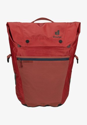 Zaino in tessuto rosso con chiusura a rotolo, tasca frontale con cerniera e accenti grigi. Presenta un logo e una texture resistente.