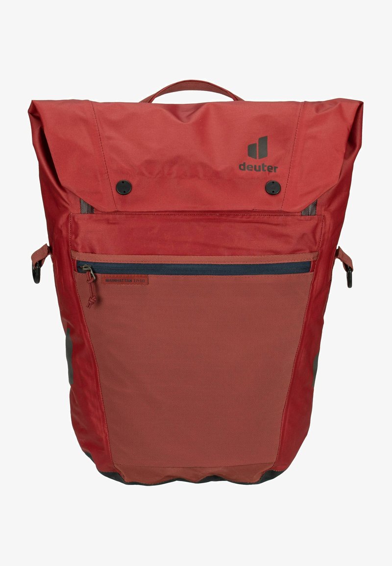 Roter Stoffrucksack mit Rollverschluss, vorderer Reißverschlusstasche und grauen Akzenten. Verfügt über ein Logo und eine strapazierfähige Textur.