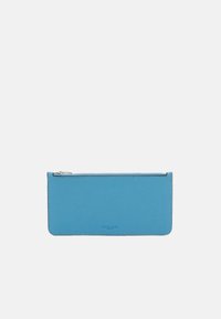 Portafoglio in pelle azzurro chiaro con texture liscia, chiusura con zip superiore e dettagli di cucitura discreti; forma rettangolare senza hardware visibile.