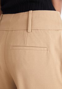AllSaints SEVENH TROUSER - Kalhoty - camel brown