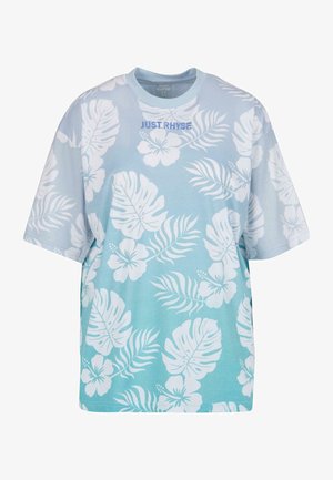Svijetloplava majica kratkih rukava s bijelim cvjetnim i lišćem uzorcima. Izvezeni natpis "JUST RHYSE" tamnoplave boje na prsima.