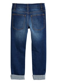 Jeans in denim blu scuro con vestibilità dritta, dotati di orli arrotolati, due tasche posteriori e cuciture arancioni a contrasto.