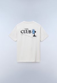 Λευκό κοντομάνικο μπλουζάκι με μαύρο και μπλε γραφικό ενός ανεμιστήρα και το κείμενο "NAPA CLUB" στην πλάτη, πάνω σε ανοιχτό φόντο.