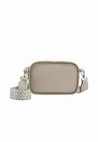 Beige rechthoekige crossbodytas met een glad leren buitenkant, verstelbare patroonriem en zilverkleurige accenten.