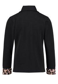Schwarzes Langarmshirt mit klassischem Kragen. Besitzt Akzente im Leopardenmuster an den Manschetten und ist aus einem glatten, dehnbaren Stoff gefertigt.