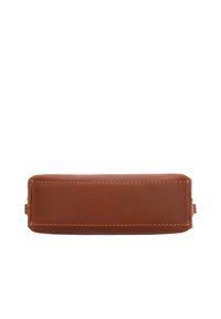 Rechthoekige bruine leren tas, onderaanzicht met tan stiksels langs de randen op een witte achtergrond.
