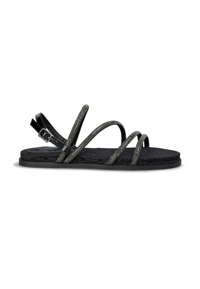 Schwarze flache Sandalen mit geflochtenen Riemen und metallic glänzenden Akzenten. Verschluss mit Schnalle am Knöchel. Strukturiertes Sohlenprofil für besseren Halt.