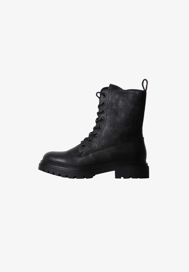 Botte de combat en cuir noir avec laçage sur le devant, semelle épaisse et solide, et languette à l'arrière, montrée de profil sur fond blanc.