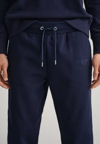 GANT TONAL ARCHIVE SHIELD PANTS granatowy