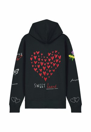 Černá mikina s kapucí s velkým červeným srdcem, obklopeným menšími srdíčky a textem. Doplňky zahrnují motýlí a květinové motivy na rukávech.