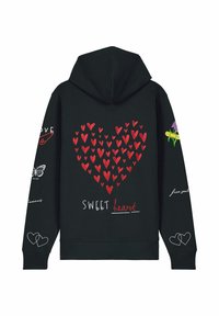 Crna dukserica s velikim crvenim grafičkim srcem, natpisom "SWEET heart" i raznim malim dizajnom, uključujući srca, leptira i cvijeće.