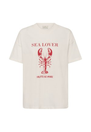 Bílé tričko s krátkým rukávem s červenou grafikou humra a textem "SEA LOVER" nad a "FRUTTI DI MARE" pod motivem.