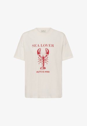 T-shirt blanc à manches courtes avec un graphisme de homard rouge et le texte "SEA LOVER" au-dessus et "FRUTTI DI MARE" en dessous du dessin.