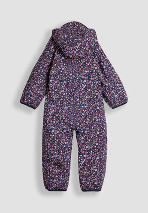 Salopetă florală bleumarin cu glugă, având flori vibrante în nuanțe de roz, galben și alb pe un fond închis. Textură căptușită și matlasată.