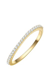 Zlatý prsteň s jemným pásikem a radom trblietavých čírych kameňov osadených na hornom okraji v západkovom zámku.