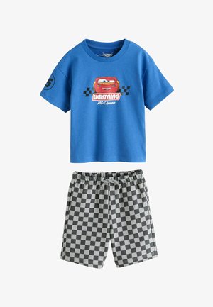 Blaues kurzärmeliges Hemd mit rotem Rennwagen und dem Schriftzug "Lightning McQueen", kombiniert mit schwarz-weiß karierten Shorts mit Kordelzugbund.