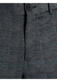 Grå rutiga byxor med blå accent, med knappstängning fram och textil med struktur. Detaljerat mönster inkluderar tunna linjer och rutor.