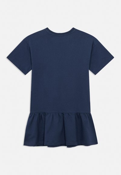 Ναυτικό μπλε κοντομάνικο φόρεμα με στρογγυλή λαιμόκοψη και βολάν στο τελείωμα, απλωμένο επίπεδα σε λευκό φόντο.