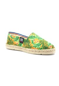 Espadrille jaune avec un motif de feuilles vertes et de fleurs roses, semelle en corde de jute et tige en tissu. Possède une étiquette de marque sur le côté.