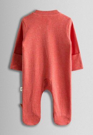 Roter Baumwoll-Strampler mit langen Ärmeln, geripptem Halsausschnitt und Fußdesign. Verfügt über einen runden Druckverschluss am unteren Ende und ein dezent gehaltenes Markenzeichen.