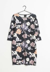 Sukienka w kwiaty na ciemnym tle z dużymi brzoskwiniowymi, fioletowymi i białymi kwiatami. Rękawy do łokcia, okrągły dekolt, zawieszona na czarnym haczyku.