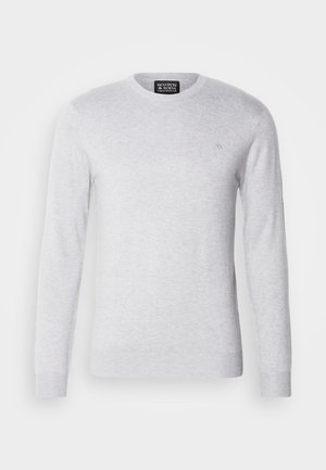 Világosszürke kötött pulóver hosszú ujjal, kerek nyakkivágással és egy kis hímzett logóval a mellkason. Puha tapintás, laza dizájn.