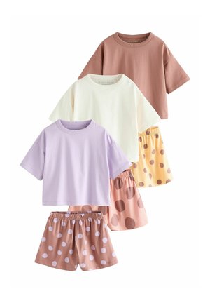 Drie nachtmode sets met korte mouwen, met effen tops in bruin, wit en lavendel, gecombineerd met korte broeken met stippen in bijpassende kleuren.