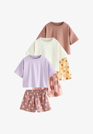 Trois ensembles de vêtements de nuit à manches courtes, comprenant des hauts unis en marron, blanc et lavande, associés à des shorts à pois dans des couleurs coordonnées.