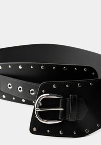 Sorte læderbælte med sølvnitter og en metalspænde. Designet inkluderer en tekstureret overflade og en bred form for et moderne udseende.