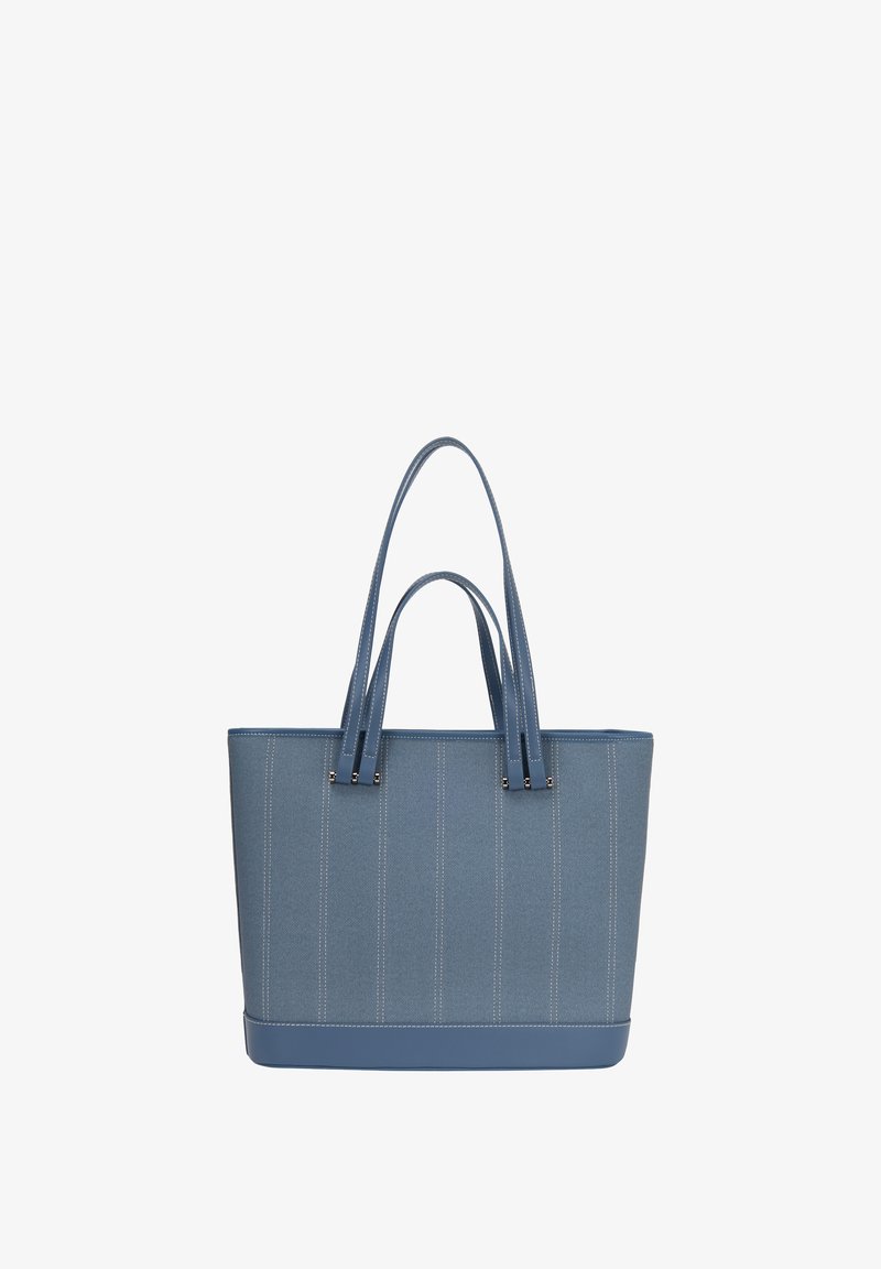 Bolso tote de denim azul con asas dobles, que presenta patrones de costura vertical y una base sintética azul de contraste.