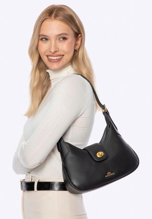 Zwarte leren schoudertas met een gebogen vorm, sluiting met gouden hardware en geperst logo. Gladde textuur en enkele draagriem.