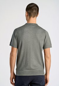 Kurzärmliges, graues Strick-Polohemd mit strukturiertem Finish, geripptem Kragen und Bündchen sowie taillierter Silhouette, mit schlichtem Rückend esign.