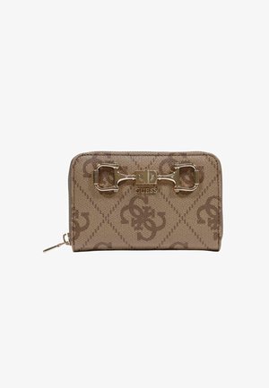 Portefeuille zippé Guess marron avec motif monogramme et détail mors de cheval doré sur le devant.