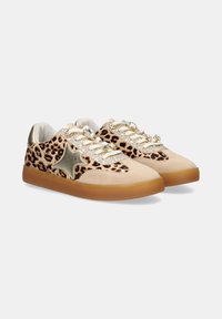 Zapatillas de ante beige con acentos de estampado de leopardo, diseño de estrella dorada, cordones brillantes y suelas de goma transparentes. Detalladas con piedras brillantes.
