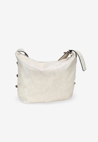 Bolso hobo color crema hecho de material texturizado con forma flexible, que cuenta con un cierre de cremallera y acentos de tirantes negros en contraste.