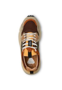 Sneakers épais présentant un mélange de daim marron, beige et orange ainsi que de textile. Lacets blancs distincts, étiquette de logo et semelle intérieure texturée. Semelle en caoutchouc plate.