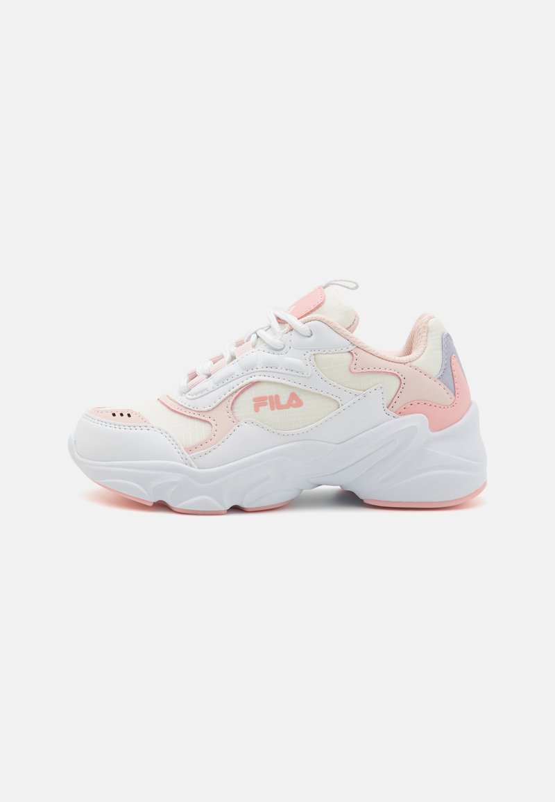 Hvit og rosa FILA sneakers med tykk såle, snøring foran og mesh-paneler, vist fra siden mot en lys bakgrunn.