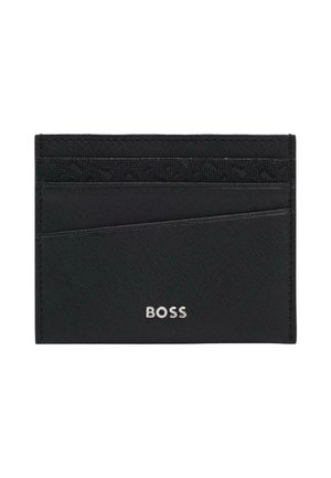 Černý štíhlý držák karet s několika přihrádkami na karty a stříbrným logem „BOSS“ uprostřed přední části na bílém pozadí.