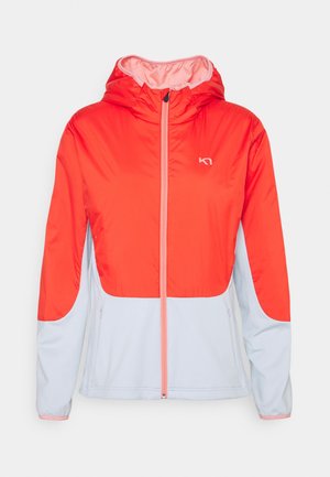 Veste à capuche rouge et gris clair avec fermeture éclair frontale et logo discret sur la poitrine, conçue pour une protection légère contre les intempéries.