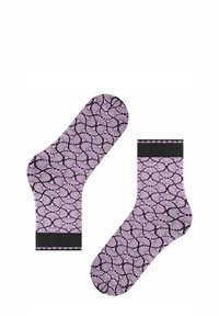 Lila Socken mit einem schwarzen Blattmuster, einem einfarbigen schwarzen Bündchen und Zehen, die ein nahtloses Design und eine glatte Textur bieten.