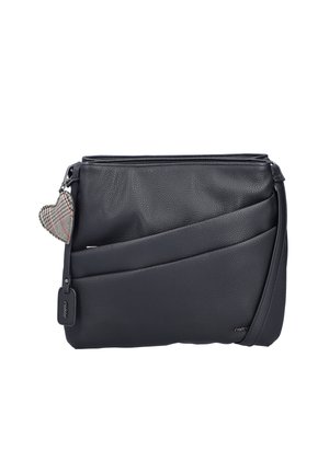 Borsa a tracolla nera in pelle con superficie testurizzata, cuciture diagonali, tasca frontale e un charm a forma di cuore a quadri attaccato alla cerniera.