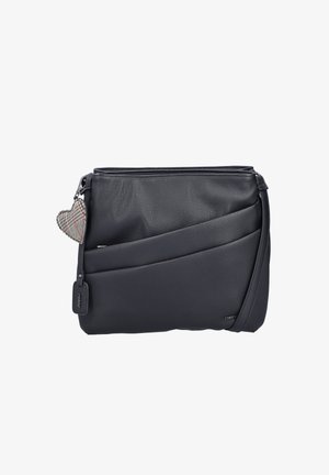 Bolso cruzado de piel negra con superficie texturizada, costuras diagonales, bolsillo frontal y un charm en forma de corazón de cuadros sujeto a la cremallera.
