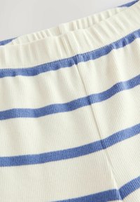 Ceinture en tissu côtelé extensible à rayures horizontales bleues sur fond blanc, montrant un gros plan de la texture et du détail de la couture.