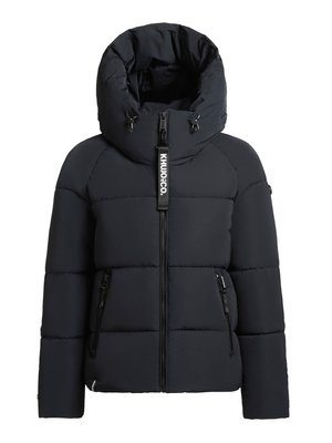 Chaqueta de plumas negra con un cuello alto y capucha ajustable por cordón. Presenta una cremallera vertical y dos bolsillos laterales con cremallera. Textura suave y acolchada.
