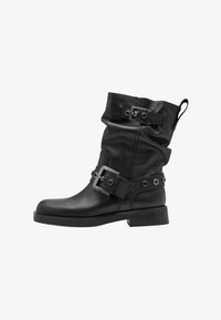 Wybrany, black leather