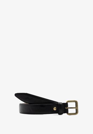 Cintura nera in pelle con fibbia in ottone, caratterizzata da una texture liscia, estremità appuntita e cuciture visibili. Design semplice con una finitura classica.