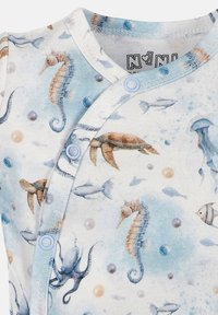 Katoenen rompertje met een lichtblauwe achtergrond en prints van aquatische dieren, waaronder zeepaardjes, kwal en vissen, afgesloten met lichtblauwe drukknoopjes.