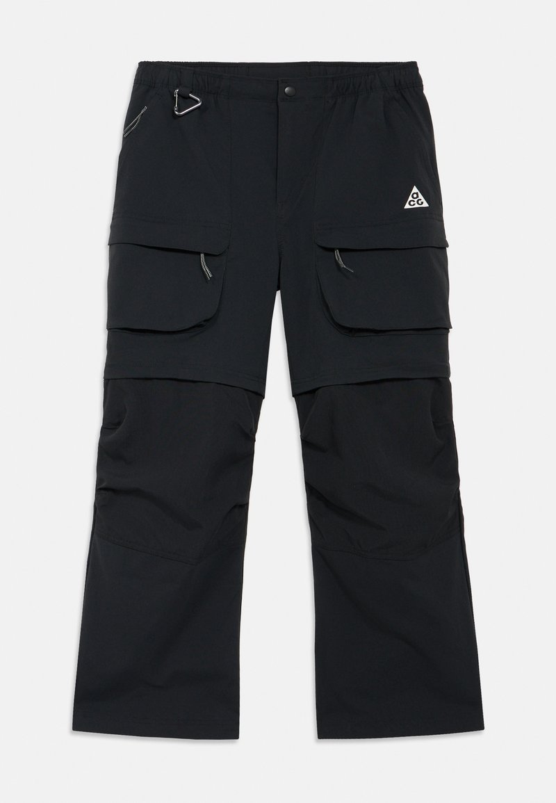 Μαύροι cargo παντελόνια με ελαστική μέση, δύο μεγάλες μπροστινές τσέπες και κορδόνια. Διαθέτουν λογότυπο σε σχήμα τριγώνου και μεταλλικό διακοσμητικό κλιπ.