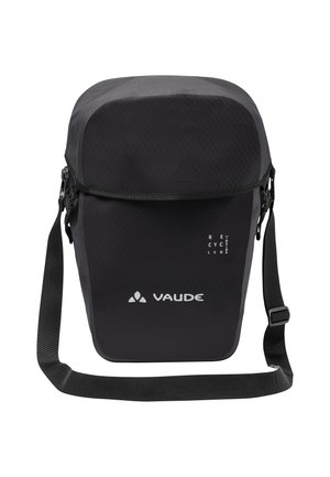 Zwarte schoudertas van gerecycled materiaal, met een textuur oppervlak, bovenklep, verstelbare schouderband en logo-detail.