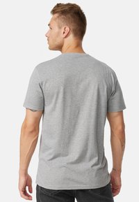 Grå kortærmet t-shirt med rund hals, lavet af en bomuldsblanding. Har en glat tekstur og en afslappet pasform, set fra ryggen.